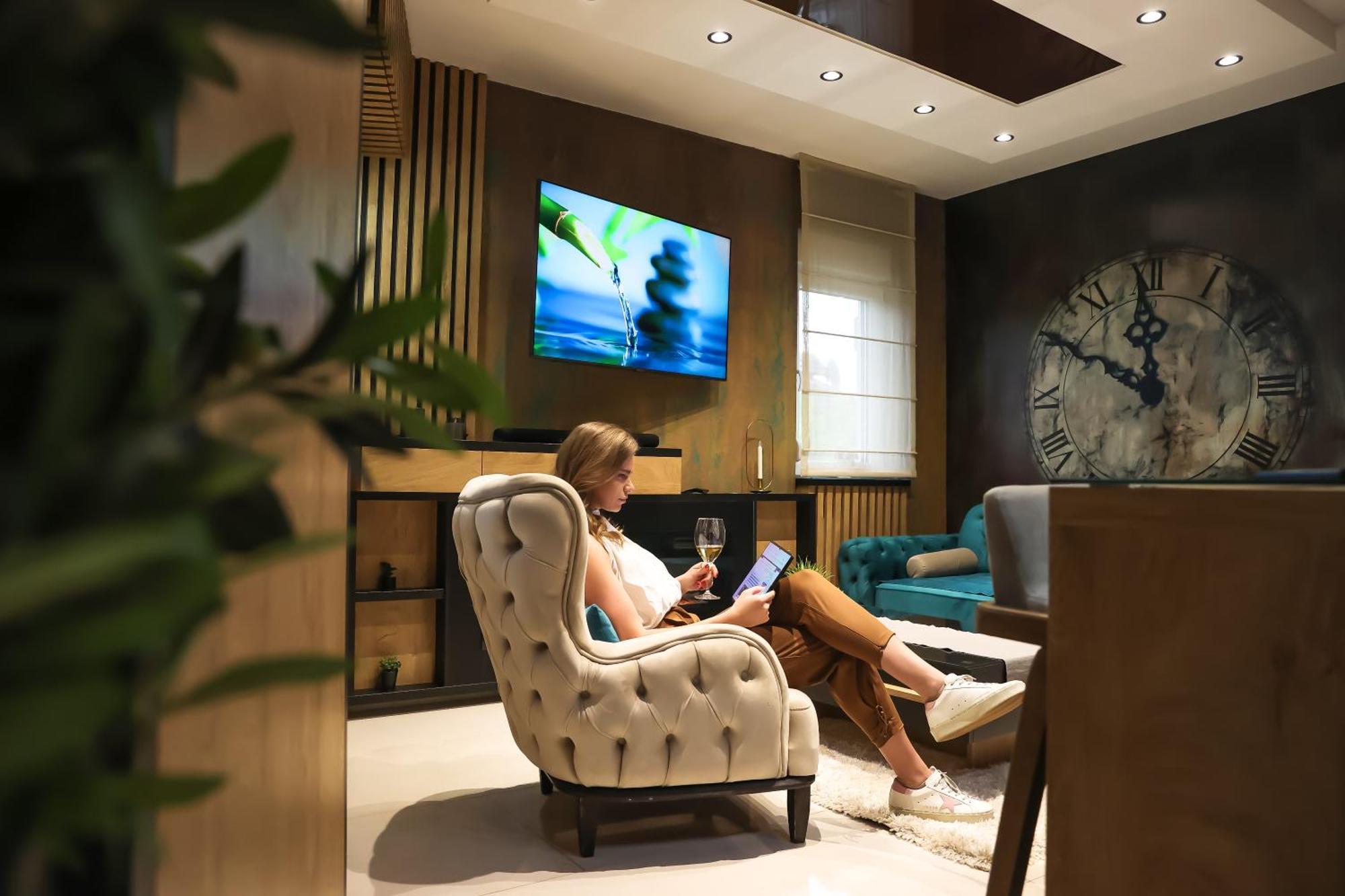 Design Apartment Platinium Spa Lux 5 Star "Havana" Completely Private Wellness & Spa Free Included Sauna & Jacuzzi & Salt Wall & Fire Place & 3D Ceilings & Business Wifi & Netflix & Keyless Code Entry & Full Smart App & Secure 2 Parking Place Ćuprija Exteriör bild