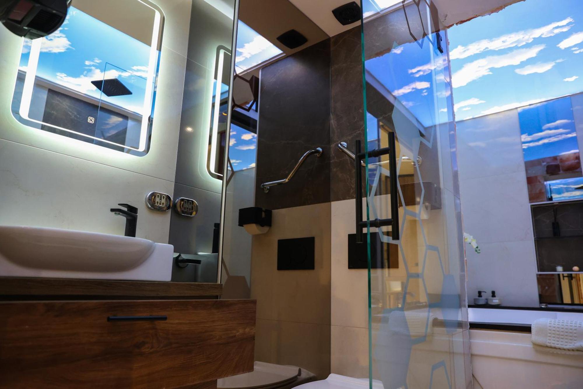 Design Apartment Platinium Spa Lux 5 Star "Havana" Completely Private Wellness & Spa Free Included Sauna & Jacuzzi & Salt Wall & Fire Place & 3D Ceilings & Business Wifi & Netflix & Keyless Code Entry & Full Smart App & Secure 2 Parking Place Ćuprija Exteriör bild